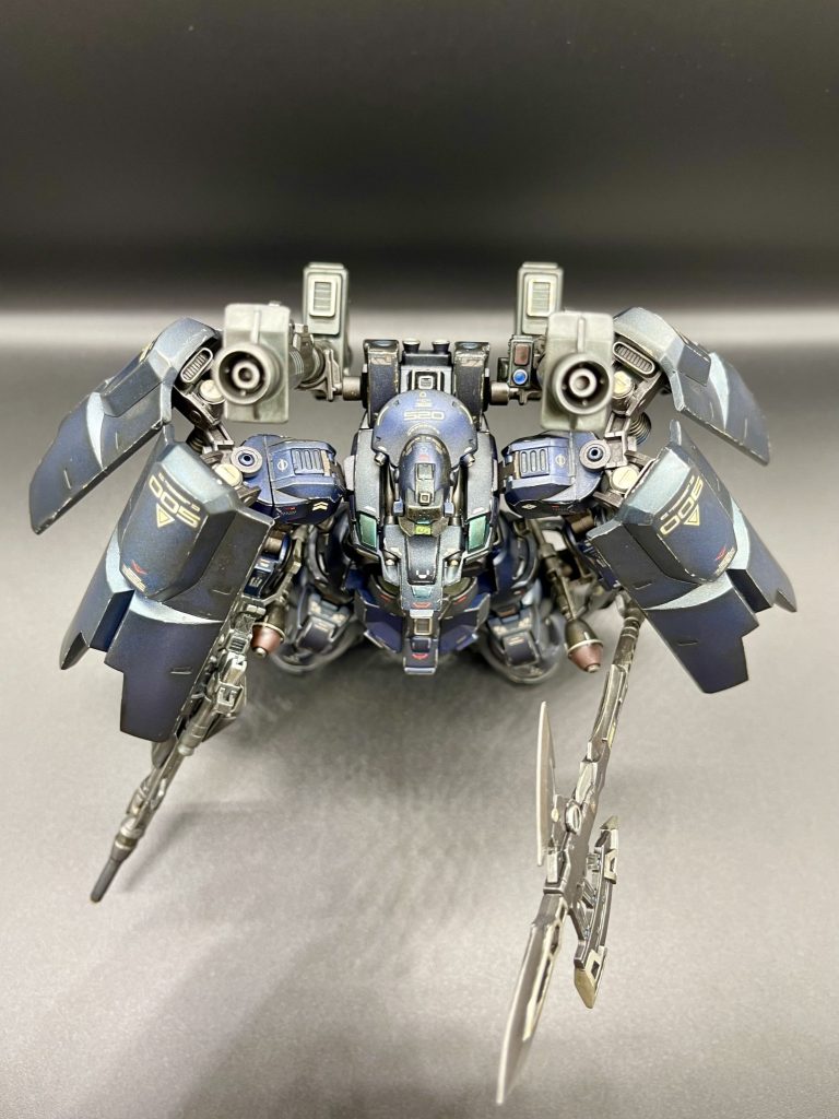 4枚のシールドのうち3枚は大破した3機の味方機 (006 機/ 007機 / 008機)から一枚ずつ装着したというオリ設定。クシャトリヤのように開閉します。