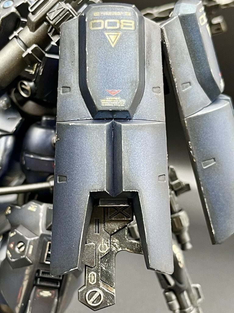 表面に薄っすら衝撃痕を加えてウェザ処理。あまりやり過ぎると嘘っぽくなるので、あくまで薄っすら。汚しに関しては、「汚す」より「使用感」を重視。