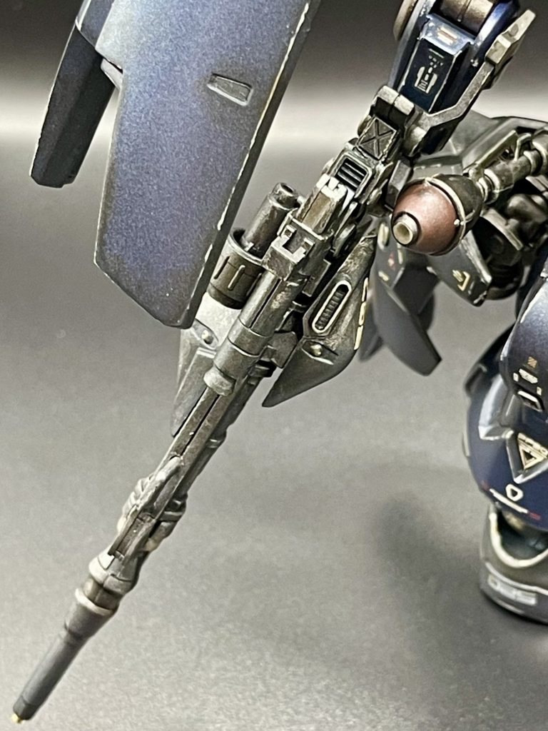 ライフルは左右アシンメトリー。クスィーガンダムのビーム・ライフル制作の時と同じようにマズルに金属パーツの埋め込み。