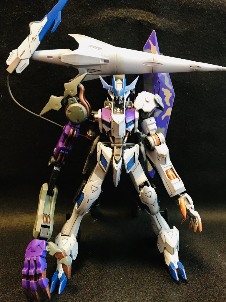 塗装とウェザリング をほどこしておりますシールドは迷彩に塗装ゼルトアームは磁石でくっつけています