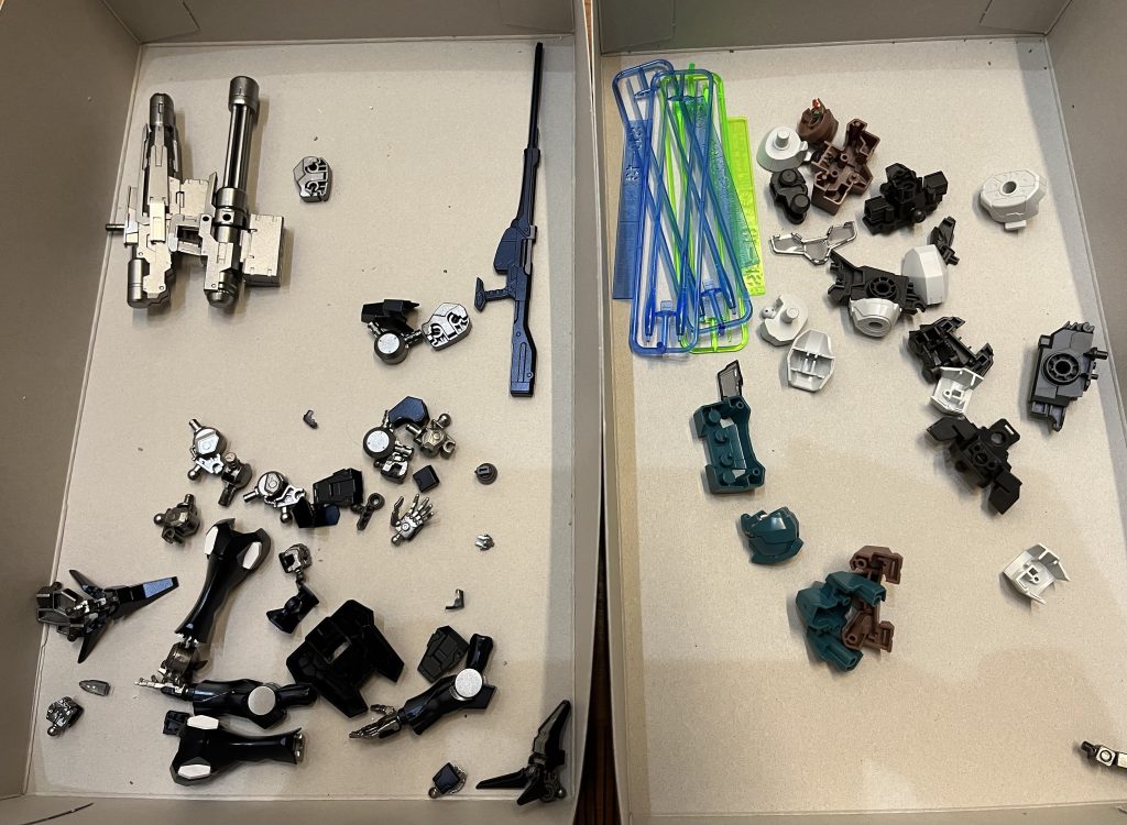 部品カット〜塗装〜トップコートまで10時間強で一気にやってしまったので途中の写真はこれしかありません…すみません…ちなみにコレはファラクト、ウル、ソーンで「使わなかった」部品達です。他は全部ファラクトが連れていきました。