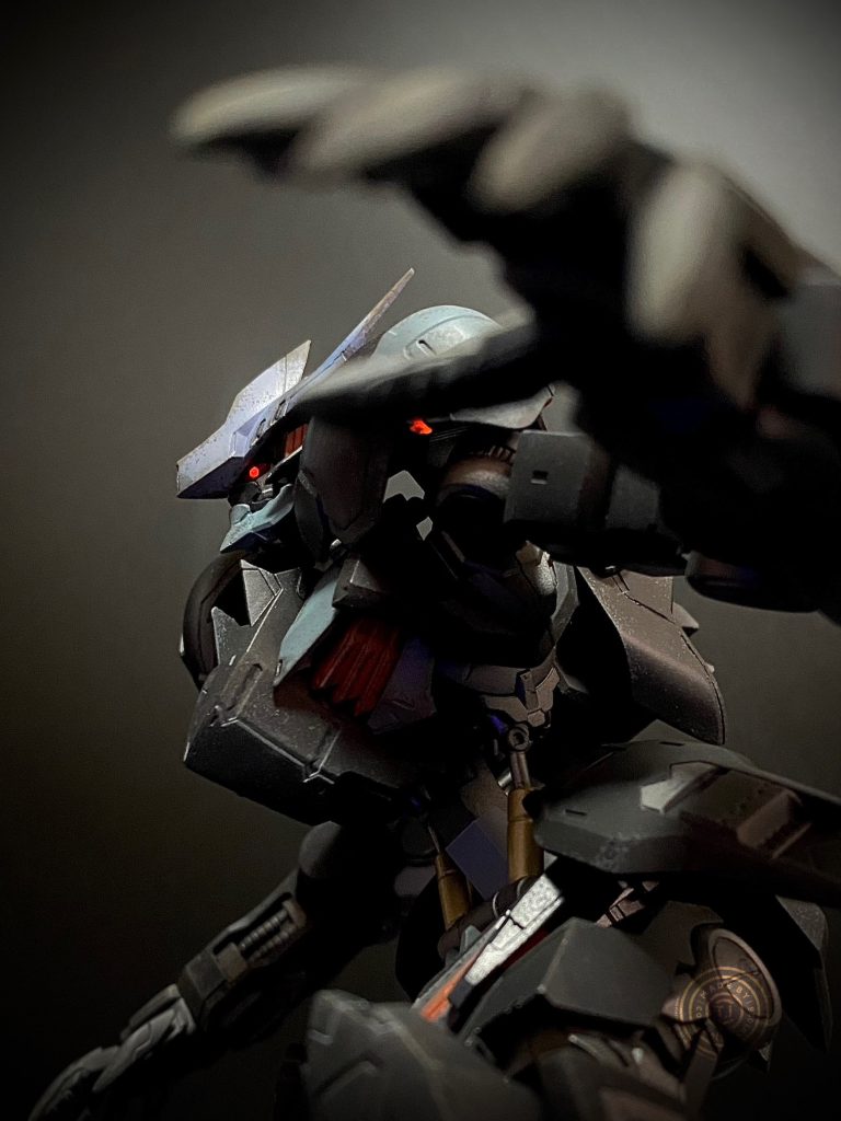 色はもっと金属感が出るつもりでしたが…失敗。目はツインアイの上から蛍光レッドで目玉を入れたので、ブラックライト照射で目玉だけ光ります。不気味さの演出としては成功…かな。