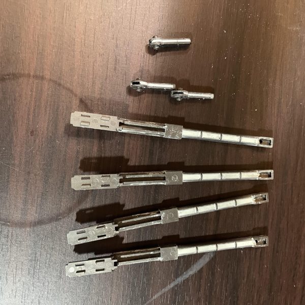 PGユニコーンペルフェクに手をつけて2週間。まだディバインセットに留まっております。いやーこのプロペラントタンクのデカさはわかっていたとはいえデカい😅これはなんとかしたいところ。そしてPGとはいえ肉抜きがあるのでパテ、プラ板、不要パーツを使って埋めました。洗浄前なのでお見苦しいところはお許しを🙈（2枚目）