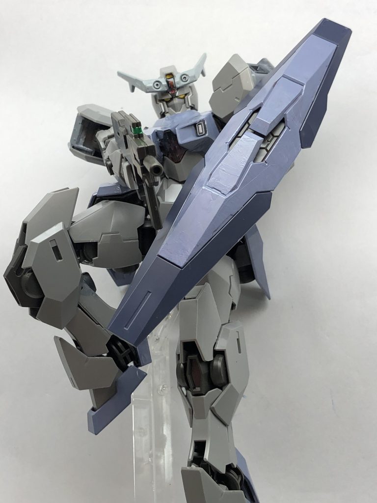ガンヴォルヴァは可動範囲の広いキットでしたので、なるべくそのままの見た目で強化をした感じの改造を施しました。