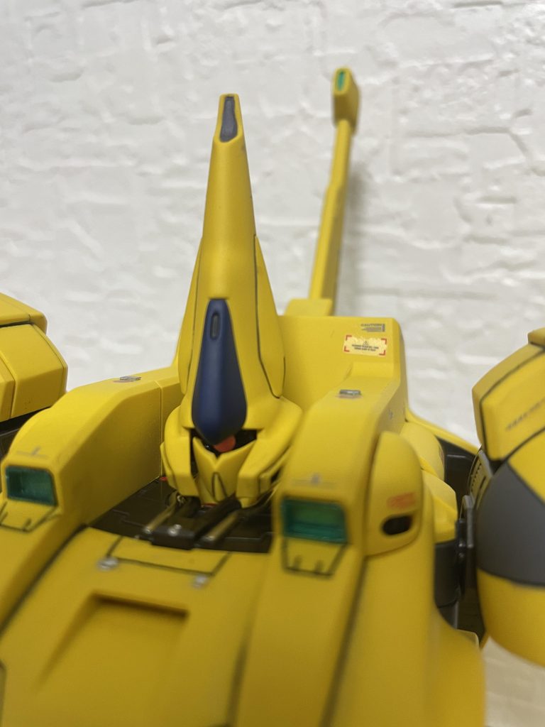 モノアイは、ガンダムマーカーの光沢ピンクです。本当はモノアイ前にクリアパーツがあるのですが、目をハッキリさせたかったので、外しました。