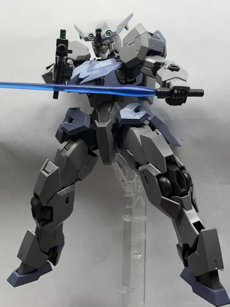 胸が出っ張っているので少し自由度は減りましたが、元の可動範囲が広いおかげで、それなりにポーズもつけられました。