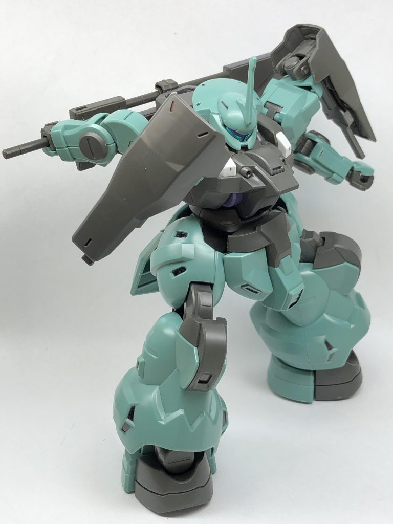 可動範囲が広いのでウェポンラックの装備を掴めます