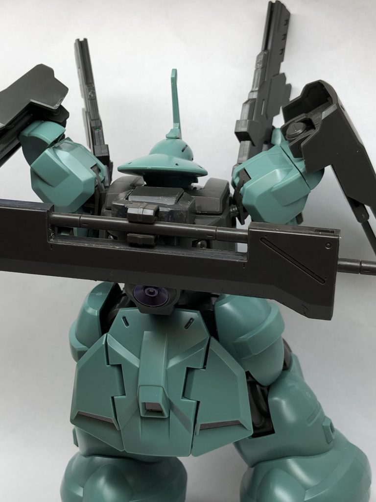 背中にウェポンラックを追加して鉄血のバスターソードの剣先を少し加工したものを装備させました。