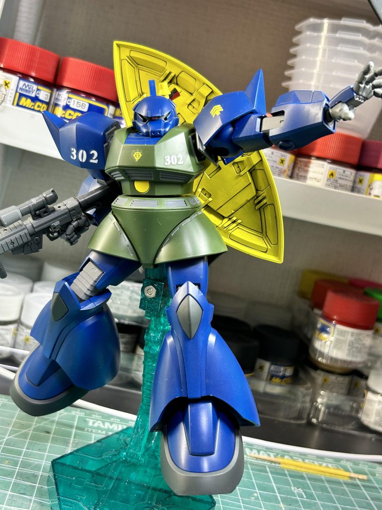 ソロモン防衛戦では大尉だったらしいのでしっかり指揮してるガトー専用ゲルググ