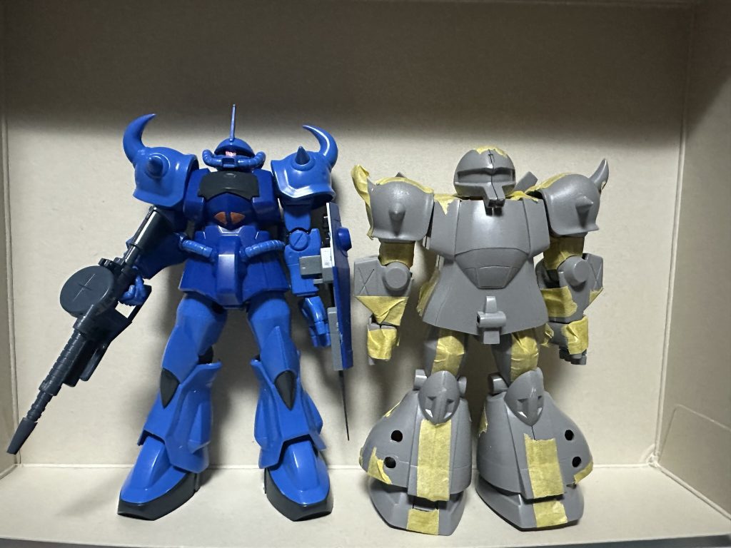 HGグフと旧キット(仮組みのグフ飛行試験型)。旧キットには旧キットの良さはありますが、やはりプロポーションんなどはいただけません。肩のトゲも小さいしショボイんですよね。