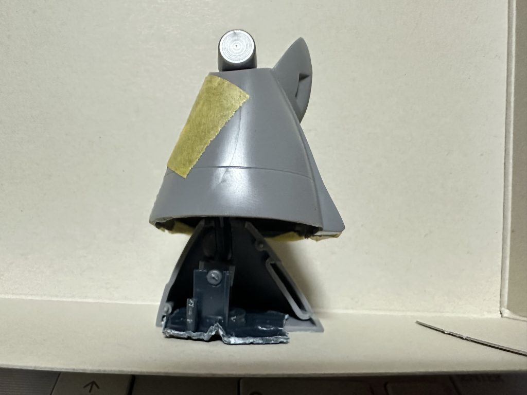 このような感じでHGと旧キットのパーツをミキシングしています。関節部分はHGグフのを使えるように、ポリキャップの受けを移植してポリキャップ使用にしてあります。靴の内部にはグフの足を切り刻んで移植、接着してありある程度の可動を確保。