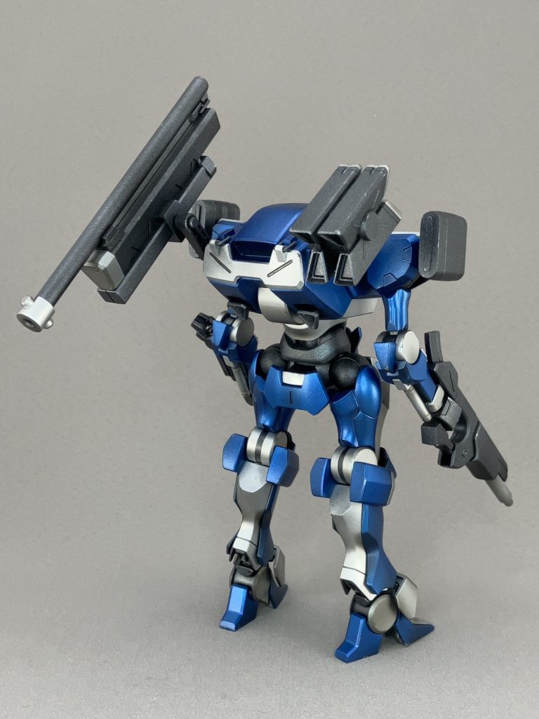 ・頭部はエヴァンジェ頭に似ていたのでスリットを追加。・コアはミサイル迎撃機能とオーバードブーストを足してクレスト重量コア風に。・キャノンは長さを伸ばして折り畳みにしました。・塗装はコトブキヤのキット作例を参考に、メタリック系塗装後、凹部にスモークを吹き、エナメルチッピングをしました。