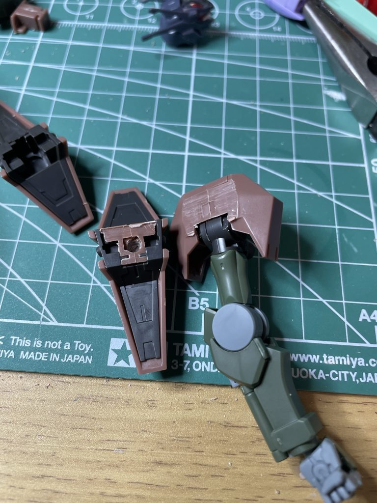 肩のスラスターは切って分離させ、3mm軸を生やして可動するようにしています。