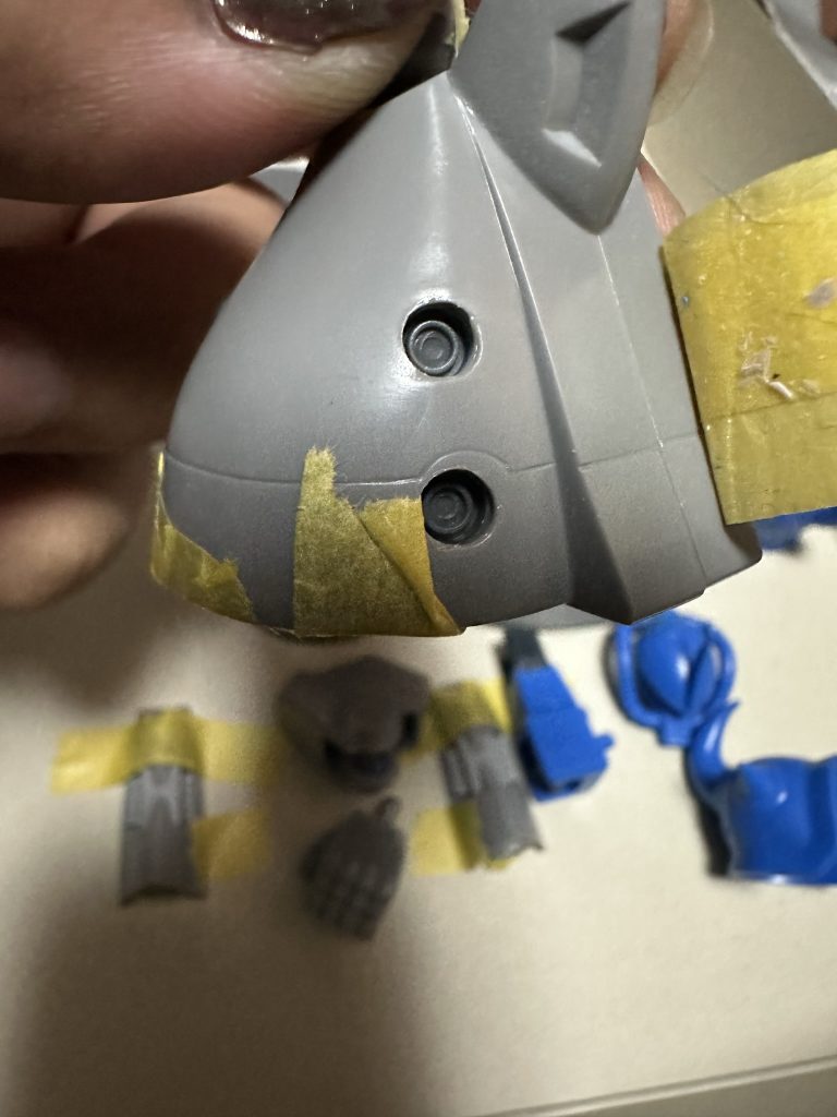 脚部のここはミサイル発射口らしいのですが、旧キットは穴が開いてるだけで寂しいので、内部のディテールアップパーツを接着してあります。