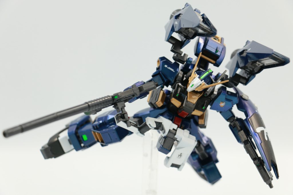 射撃アクションです。スナイパーライフルの場合、サブアームで支えながらの射撃を行います。