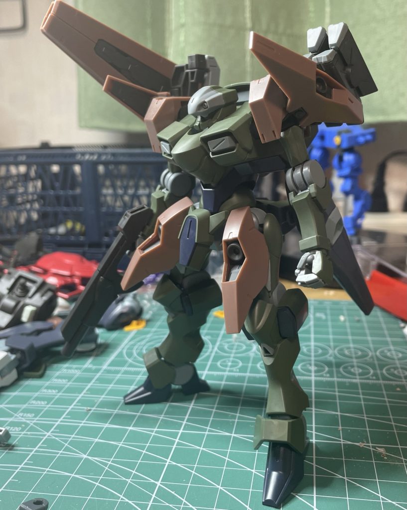 塗装前ルブリスソーンの腿スラスターはザウォートヘビィの腿装甲を切り落として露出した軸に挿しています(一応無接着で付きましたが念のため接着済み)