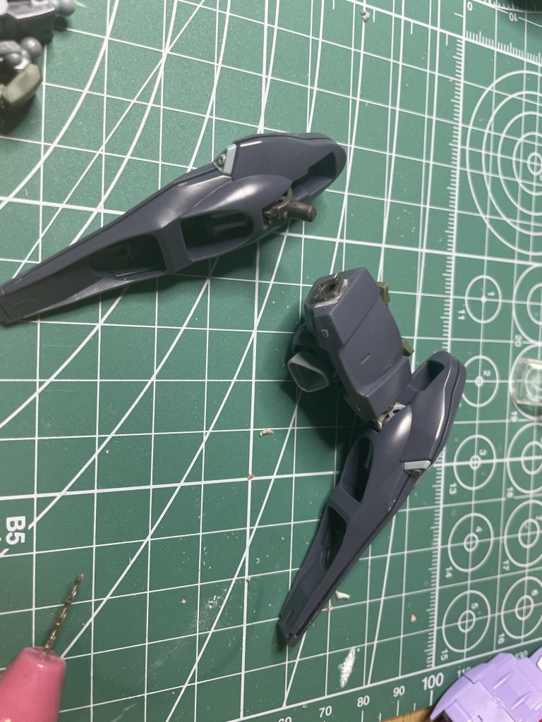 腰にはファラクトのバックパックを接着し、元々の接続穴を広げてダリルバルデのジョイントを接着。肩バインダーには30MMの脚ジョイントを付けることで接続・可動できるようにしました。