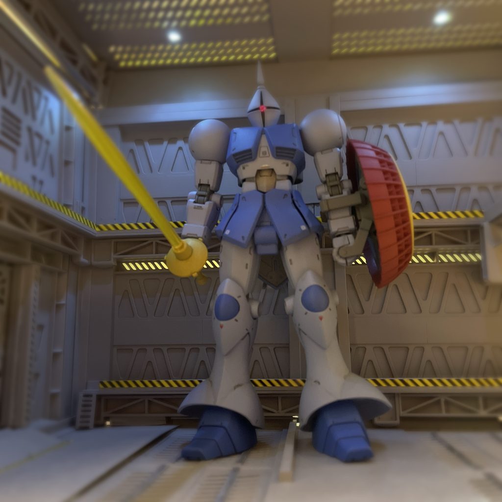 頭頂部の特徴的なツノが、余りにも残念な丸さに感じたのでランナーを継ぎ足してシャープ化しました。メイン2色に使用したアサヒペンクリエイティブカラーのサファイヤブルーとミスティーブルーはギャンの為のカラーと思える位違和感無しです。