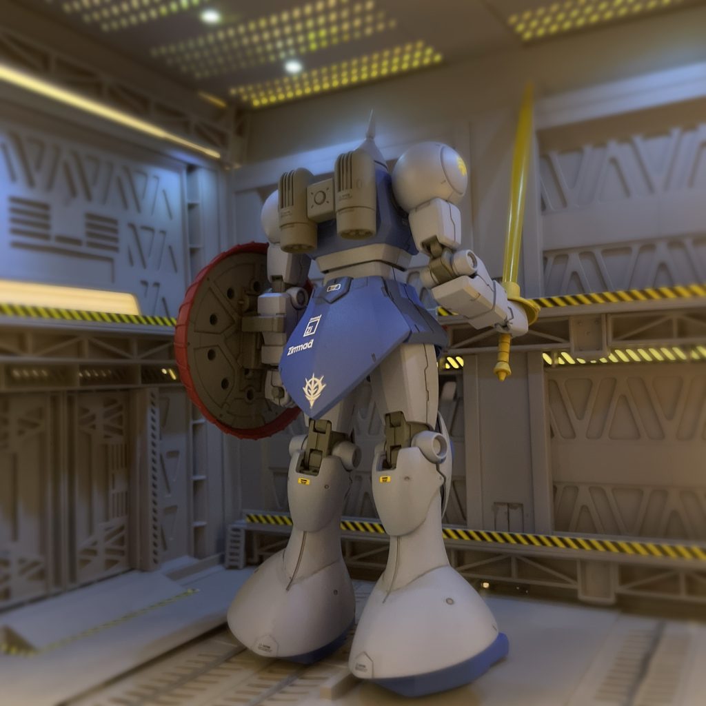 バックショットジオニック社製のMSとは違うデザイン過剰な中世騎士甲冑スタイルが、マ・クベ大佐のセレブ感にピッタリ。