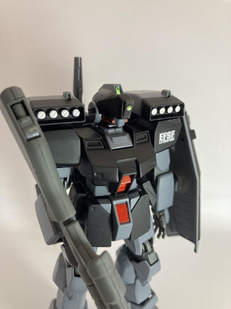 頭部やミサイルポッドのセンサーはラピーテープをそれっぽい大きさにカットして再現しました。頭部バイザースコープは黒色ランナーを切ったり削ったりしてサイズ合わせした後、手芸サイトで買ったラインストーンと組み合わせて瞬着しました。