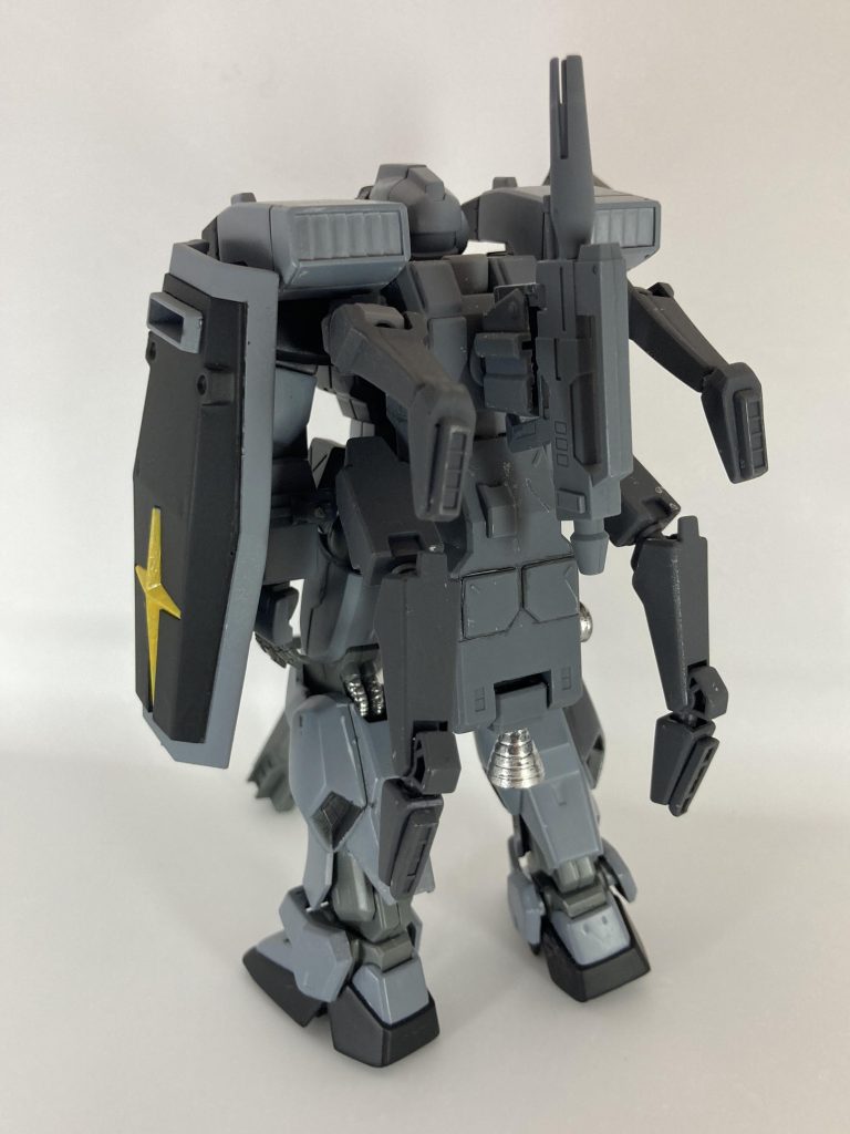背面から。スラスターや脚部パイプはガンダムマーカーメッキシルバーで塗ってみました。他にもデザインナイフでスジボリに挑戦しましたがあまり上手くいかず💦ですがこの機体で色々挑戦出来たので形になった時の喜びは格別でした👍