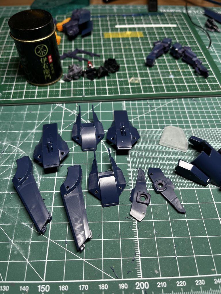 メタルパーツ埋め写真はないですが・脚部の合わせ目を消し後ハメ加工・シールドのネオジム磁石にて脱着式に変更