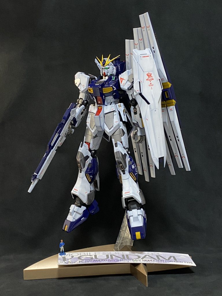 白さが気にいるまで塗り塗りしてデカール貼って仕上げにフィニッシャーズのクリアを3回んーマンダム♪胸やファンネルの装甲は渋めな紺が欲しかったのでフィニッシャーズのディープブルーなんだがやはり深みと彩度が欲しいのでウルトラマリンブルーで加飾!