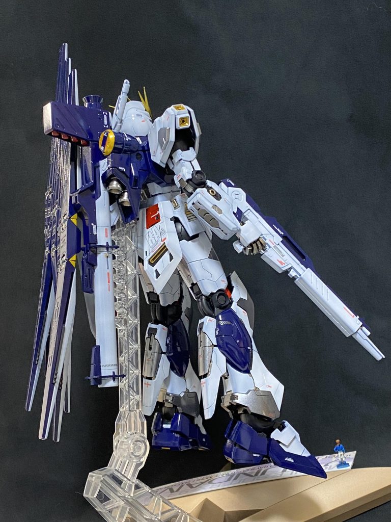 塗り分けはもーね分割パーツ通りでお納めグレーの配色は思い切ってメタリック!クレのブラックシルバーだっけ?塗り塗りしてその上からホワイトシルバーをフワフワ〜っと透ける感じにして後はクリア任せ!角度で黒っぽく見えるのでいいジャマイカ!