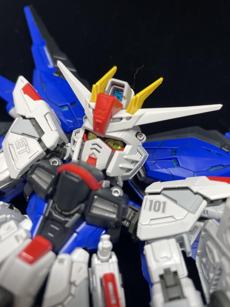 カメラアイの上にクリアパーツがくることで凄くディテールに奥行きが出ます。カメラアイはたまたま塗料出てたので塗りました。