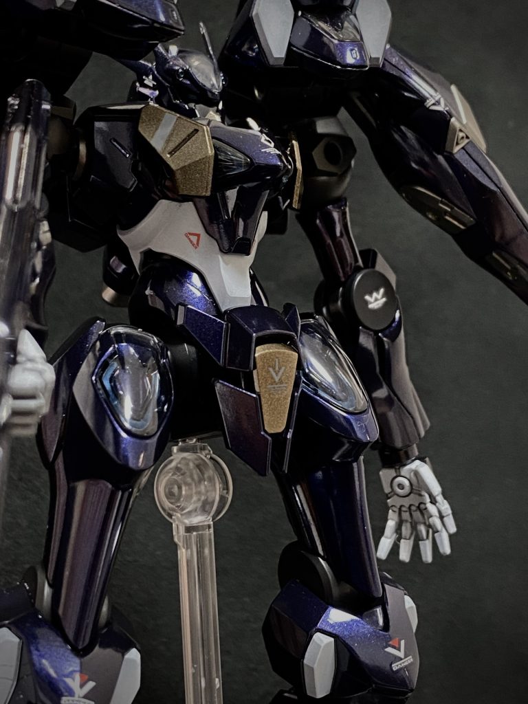 そうそう何気に重ねまくった塗装なんですが結論から言えばガイヤのプリズムブルーブラックはやはり、凄い!っということwこれはね。黒→フォーミュラクローム軽め→蛍光ブルーグリーン→ディープブルー薄くグラデ→クリアバイオレット→クリア三層