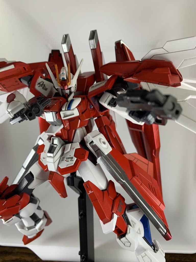 ショートビームピストルブレイジングストライクフリーダムのメインウェポンの一つ。近距離、中距離戦闘をメインとする本機は、取り回しのしやすさ、連射力に優れた小型のビームピストルを採用している。