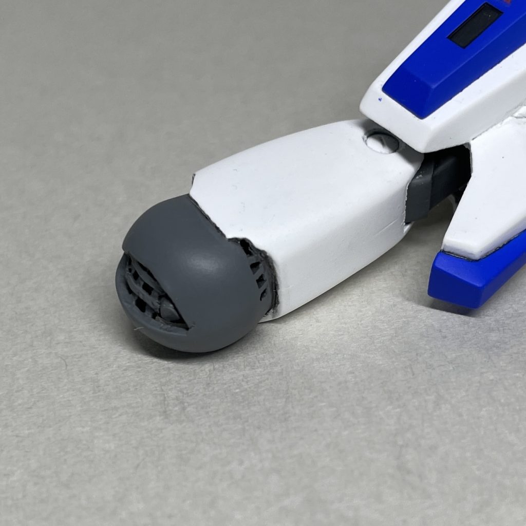 補修した左脚 装甲を直しきれず、内側のフレームや補強部分が露出しているように見せています。