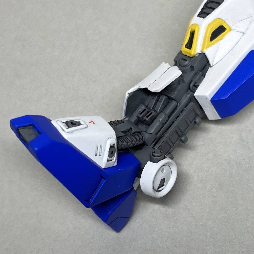 補修した左脚 今見ても流用パーツがまる分かり。汎用ディティールアップパーツ以外は20年以上前のキットのパーツばかり😅