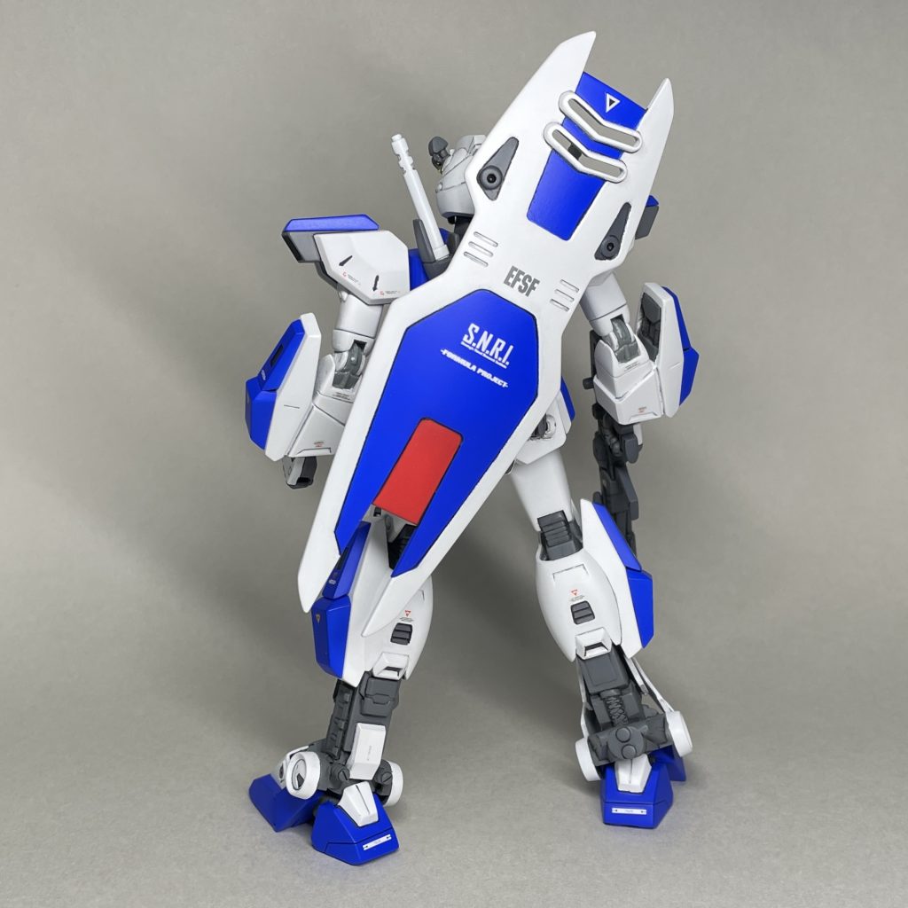 うしろ(シールド背負い) 数年前に塗装した旧キットHG ガンダムF90に、MG F90関連のあまりデカールを貼ってアップデートしました。