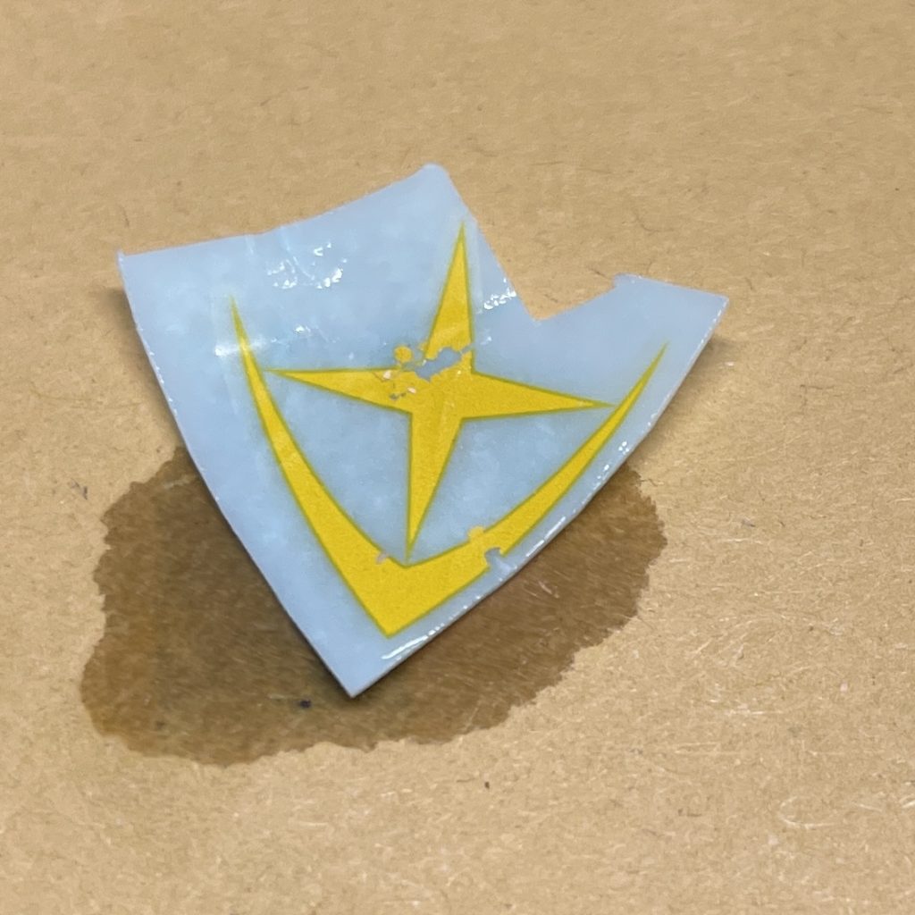 連邦マークを使いたくて18年近く前に発売直後に購入したガンダムデカールを使ったら、水に浸しただけで破損😱 水に浸して崩れたこのデカールは破棄しました。