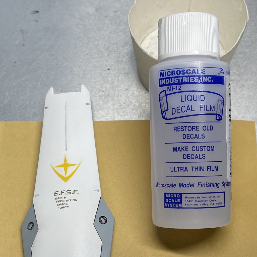 もうひとつ同じ図柄があったので、傷んだデカールを貼るために買っていたリキッドデカールフィルムをデカールに塗り、乾燥後、普通に貼りました。 貼る際に割れた部分はあるものの、リカバーできる程度なので、何もしないで貼るよりずっとマシです。 リキッドデカールフィルムがデカールからはみ出た部分は、切り取った方が無難。痛んだデカールは軟化剤だけでは馴染ませずらいので、密着しにくい部分に充填するためにマークセッターなどノリ成分を含んだものも併用した方が良さそう。 痛んだデカールは扱いずらいので、他で代わりがきくものは処分した方がいいと感じました😮💨