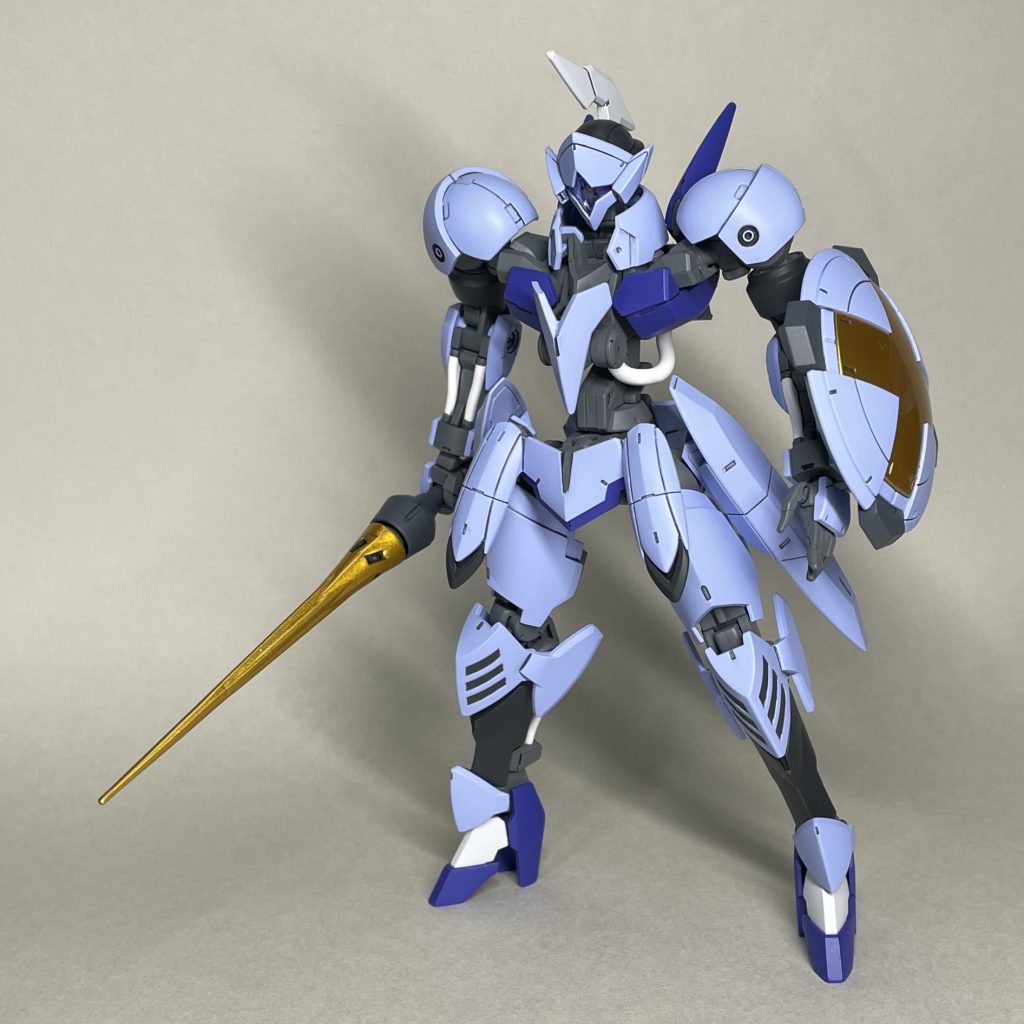 左まえ 頭部を変えたのに違和感がない気がします。頭部に若干クセのあるデザインのジークルーネと、手脚の末端部分が未発達にも見えるミカエリスのグラスレー特有のデザインの気になる部分を無くし、ニコイチしたかたちになりましたが、むしろちょうどよく思えてきました。