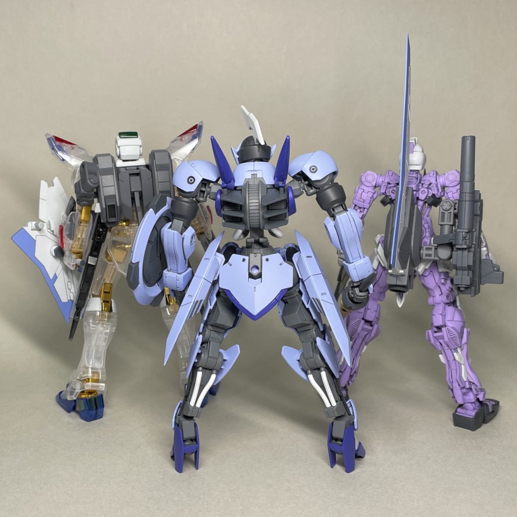 チーム「北宋の壺」新機体(妄想設定) うしろ アストレイジムネイキッドをはじめに製作。その後、使いどころがなかったクリアストフリを使って相方のマヒル機を作り、せっかくなのでギャンっぽい要素のある機体を調達してギャン子機も作りました。