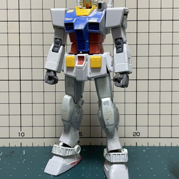 ハーフガンダムへの改造進捗。ガンダムMk-Ⅱの顔をいじって設定画寄りにマスクを大きめにして満足したところ、隣に置くハーフガンダムの顔と合わないのでは？と疑念が。悩みから抜けられなかったので、結局ビヨンドグローバルではなく、リバイブ版の顔のマスクを縦に伸ばして安彦さん的な顔に整形。つまりMk-Ⅱと同じことをしました。どうかなー。似合うかなー。一晩寝かせておきます。あと、無くしたビームサーベルをどうにかしました。（2枚目）