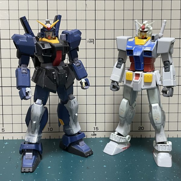 ハーフガンダムへの改造進捗。ガンダムMk-Ⅱの顔をいじって設定画寄りにマスクを大きめにして満足したところ、隣に置くハーフガンダムの顔と合わないのでは？と疑念が。悩みから抜けられなかったので、結局ビヨンドグローバルではなく、リバイブ版の顔のマスクを縦に伸ばして安彦さん的な顔に整形。つまりMk-Ⅱと同じことをしました。どうかなー。似合うかなー。一晩寝かせておきます。あと、無くしたビームサーベルをどうにかしました。（3枚目）