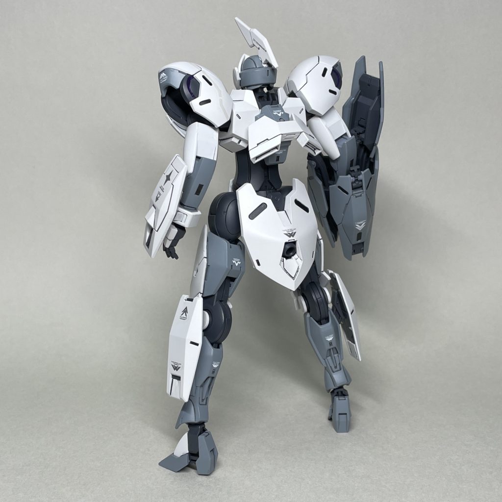 うしろ デカールは、ガンダムデカール134(水星の魔女汎用2)を使用。公式サイトの商品説明の指示通りに貼りました。