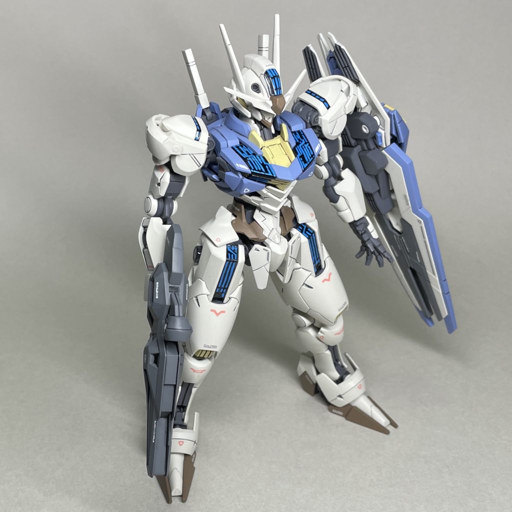 ななめ上から　胸部上面クリアパーツへの書き込みは、発光状態のダブルサイドシールを貼ってから模様をなぞって筆で書き込み、書き込み終了後に非発光状態のダブルサイドシールに貼り替えました。