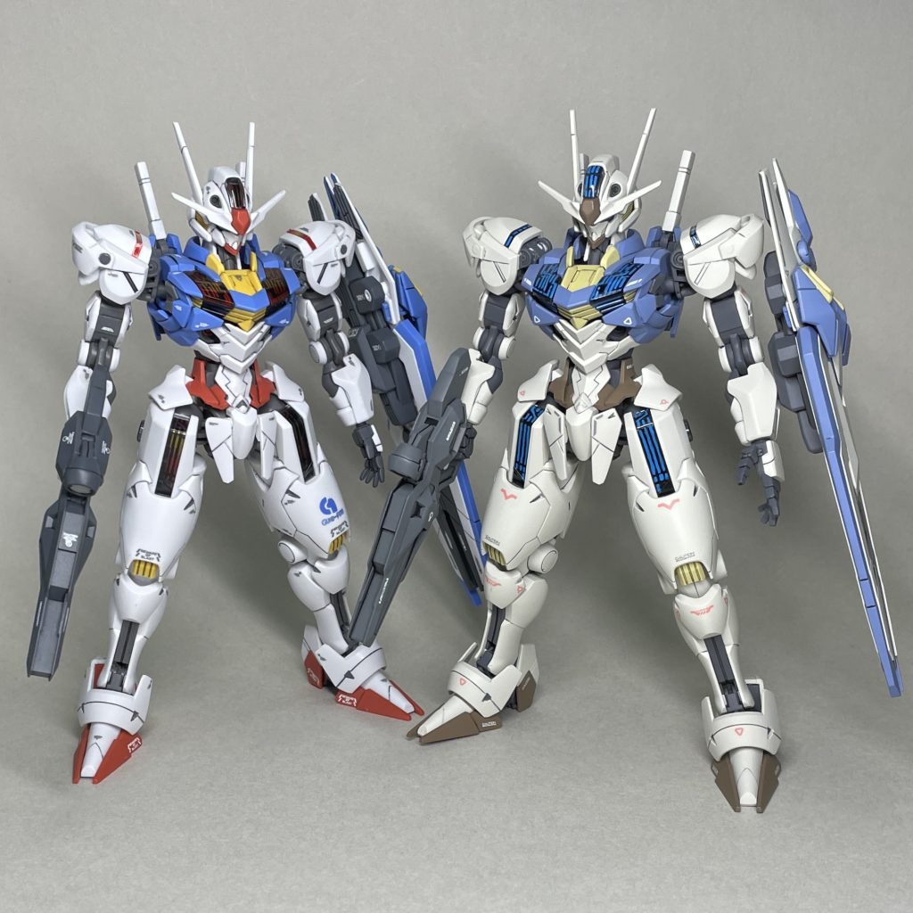 通常エアリアルと並べて　まえ　通常エアリアルのデカールは、スジボリ堂ロボデカールなどを貼りました。株式会社ガンダムのマーキングは手描きです。