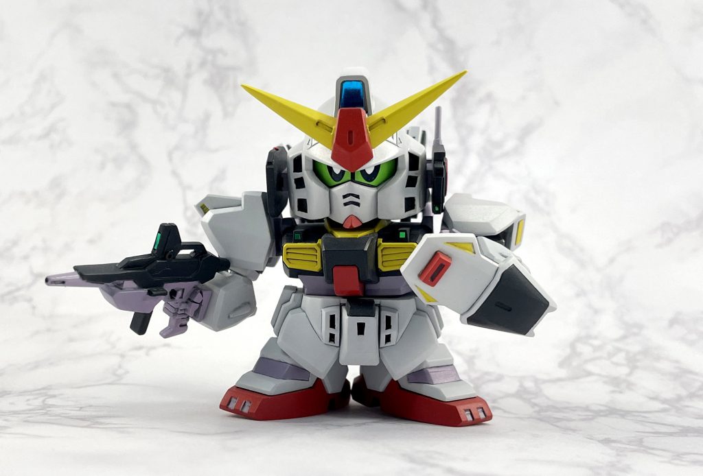 メインで加工を加えた個所は頭部で横井画伯の元祖SDパッケージのイラストを参考に形状変更を行いました。そのほかは各所の肉抜き埋めとそのままだとモールドがないバルカンポッド側面の銃口とカメラを追加しています。