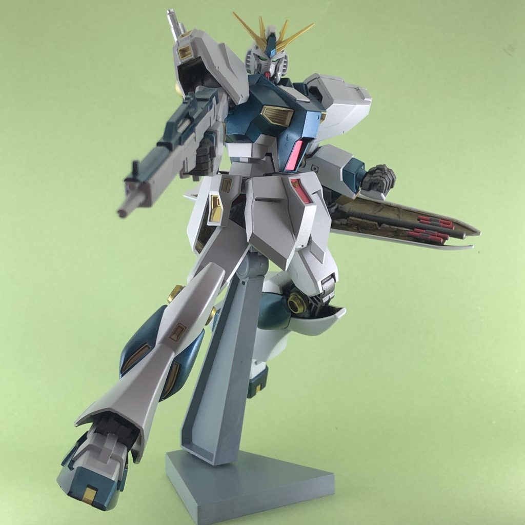 EGνガンダムは肩周りがすぐゆるゆるになるのが頭の痛いところですが、アクションポーズは映える気がしますね。