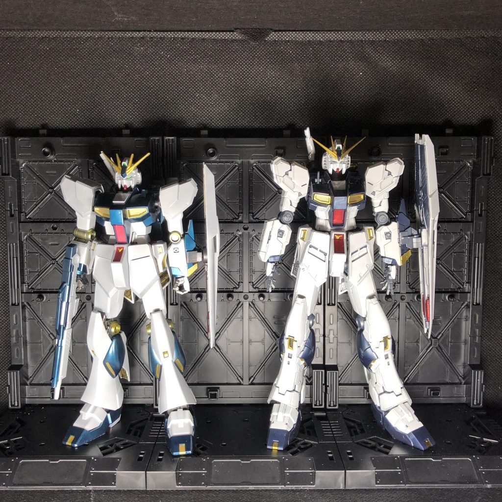 RGチタニウムフィニッシュと記念撮影。金と赤は同等にできそうですが、白はやっぱり難しいですね。とはいえ、どちらもこれじゃない感が強いので、またいつかHGを作って塗ろうと決意しました。最後までご覧いただきありがとうございました。ではまた