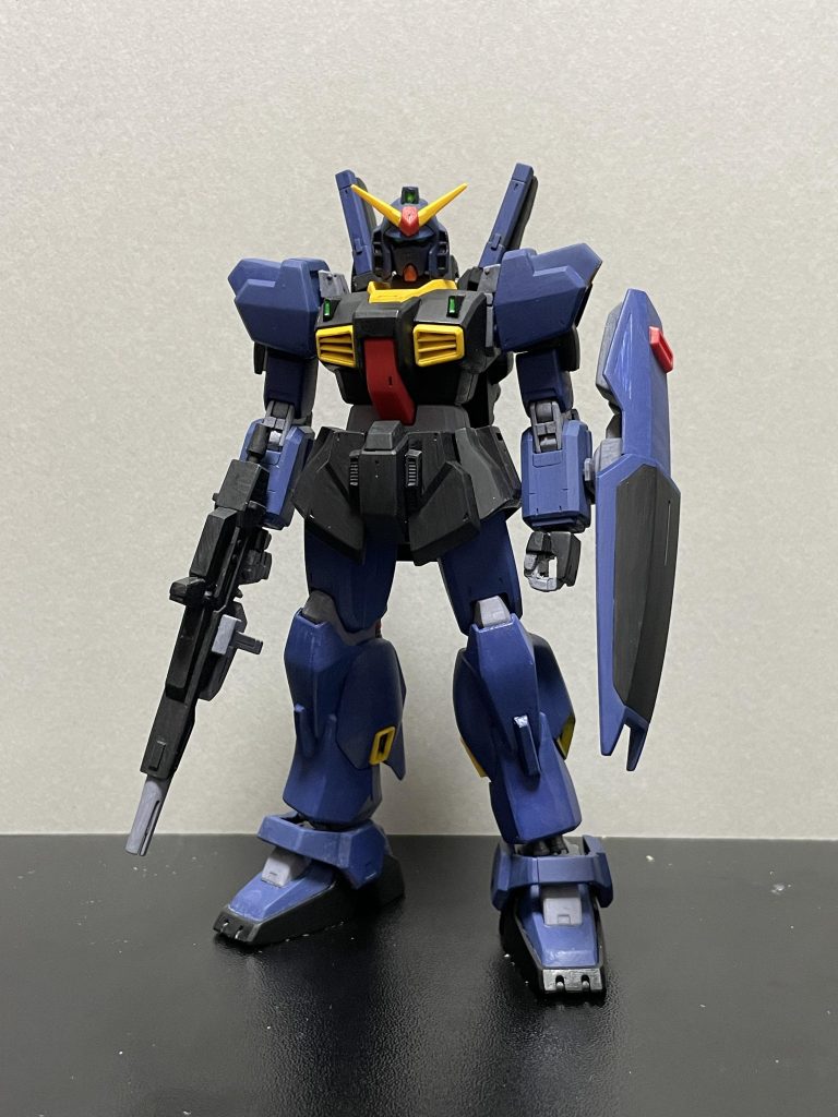 正面。普通に作るつもりでしたが、脚のラインが気になってしまい形状をいじっています。そのあと、顔も設定画の「ガンダムは好男子!」な顔に寄せたくなってしまい、予定外に多く作業をしていました。