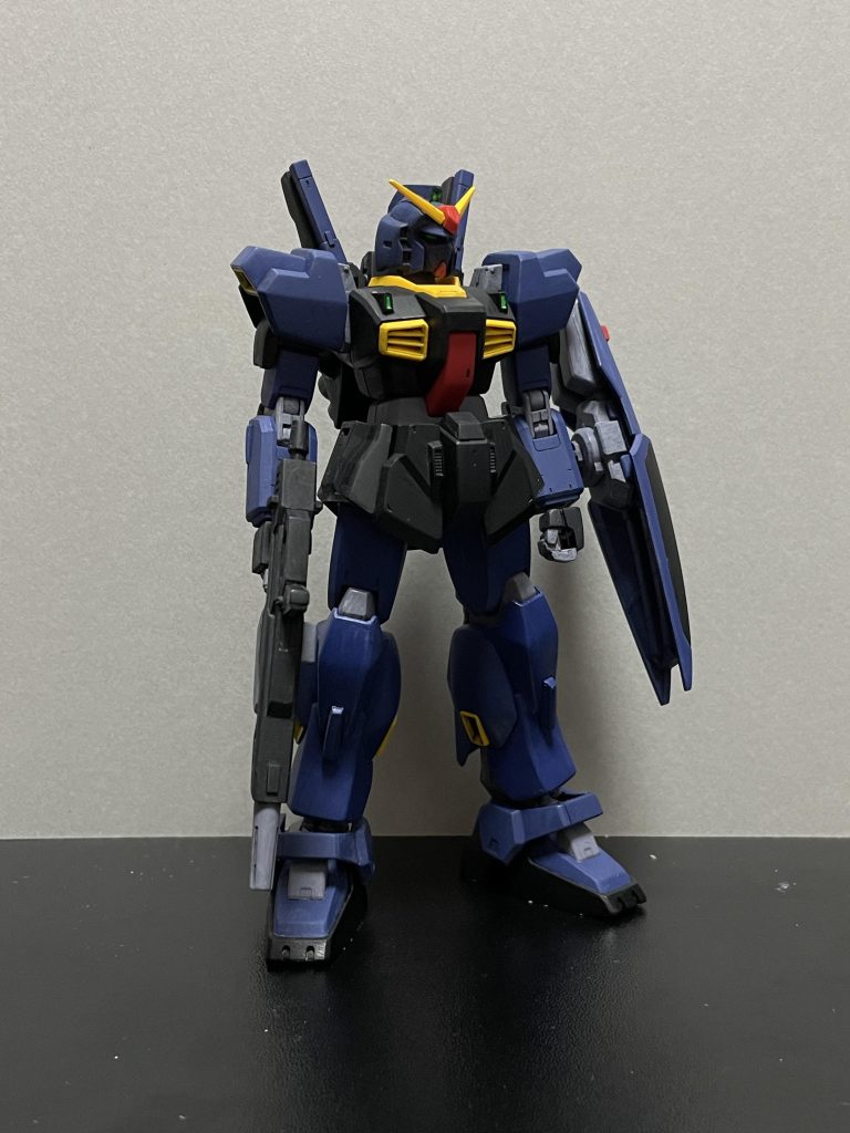 斜め。ファレホのメカカラーを希釈しないで筆塗りしています。マットバーニッシュを仕上げに塗っているんですが、こちらも筆で縫っています。暗くて濃い色は仕上げのコートのムラが出やすいのだと、今回学習しました。半ツヤと併用しないとですね。