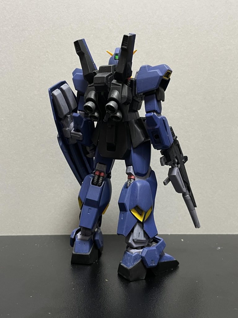 後ろ。地味に太ももの膝裏あたりも形状を変えています。地味です。