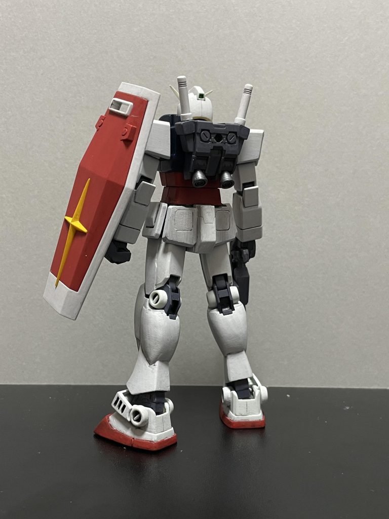 後ろ。塗装はファレホの筆塗りです。メカカラーを希釈しないで使用しています。あと、本体の白はグレープライマーなので厳密にはグレーです。下地が白いと「白」感あります。